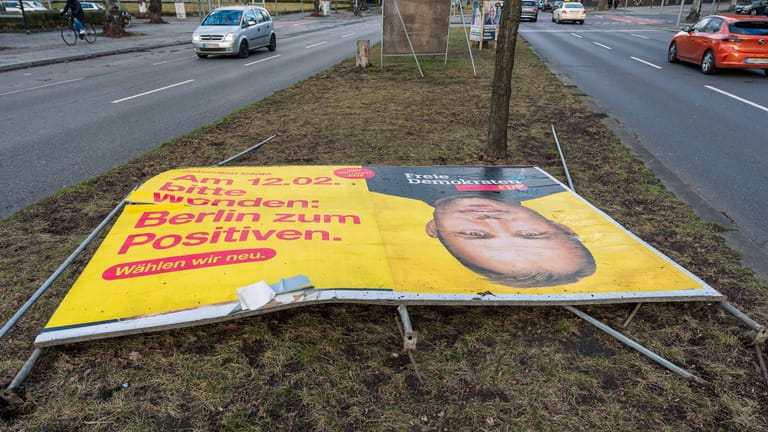 Ein zerstörtes Wahlplakat der FDP: Die Polizei geht davon aus, dass hauptsächlich Jugendliche für die Taten verantwortlich sind.