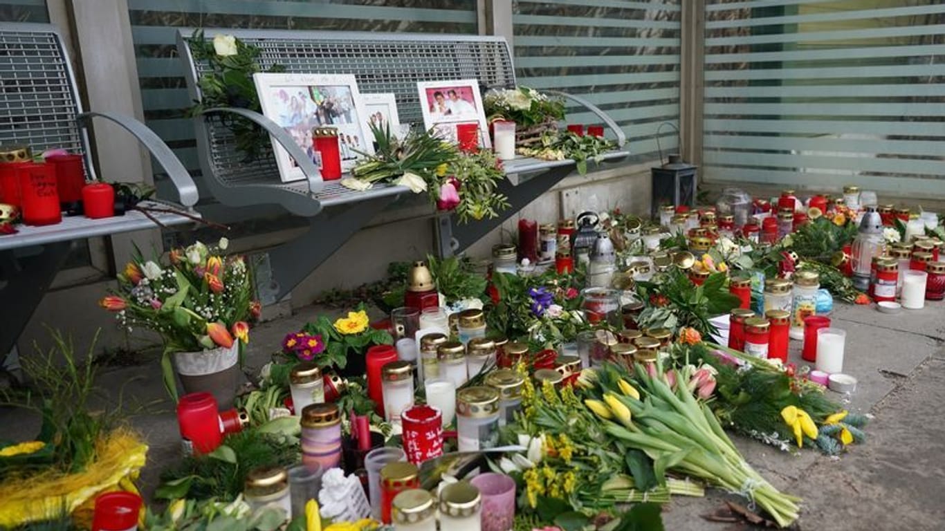 Kerzen und Blumen stehen und liegen im Bahnhof Brokstedt in einem Wartehäuschen: Die Tat hat für Entsetzen gesorgt.