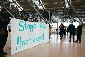 Demonstrierende stehen mit einem Banner im Terminal 1 der Hamburger Flughafens: Sie wollen eine Abschiebung in die Türkei verhindern.