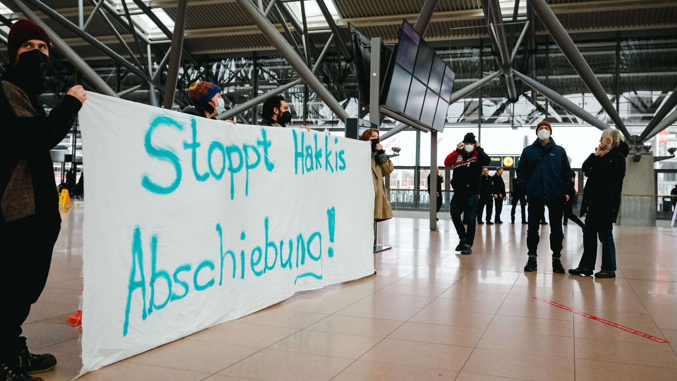 Demonstrierende stehen mit einem Banner im Terminal 1 der Hamburger Flughafens: Sie wollen eine Abschiebung in die Türkei verhindern.