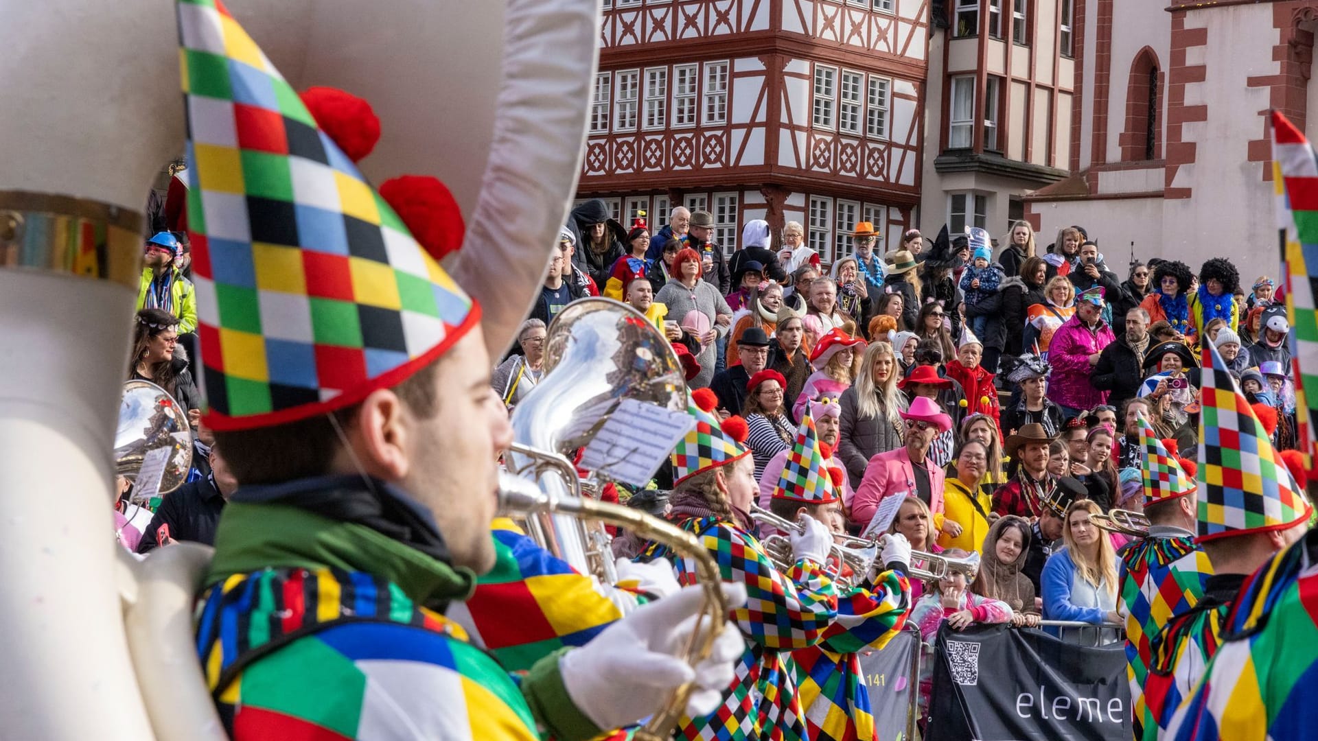 Besucher feiern den "Großen Frankfurter Fastnachtszug" durch die Innenstadt: Rund 300.000 Zuschauer säumten den Zug.