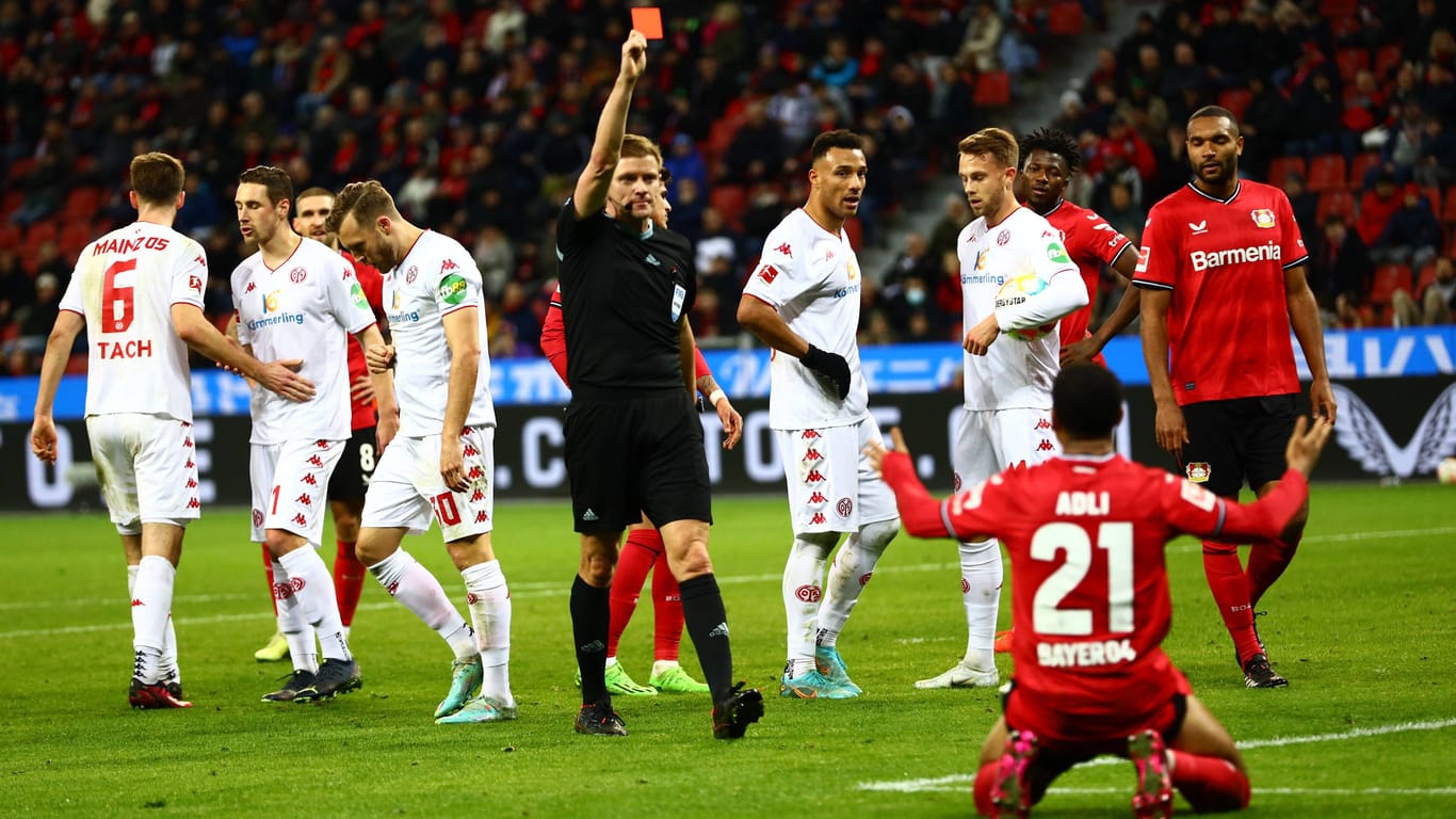 Die entscheidende Szene: Nach einer Notbremse sah Leverkusens Amine Adli die Rote Karte und es gab Elfmeter für Mainz.