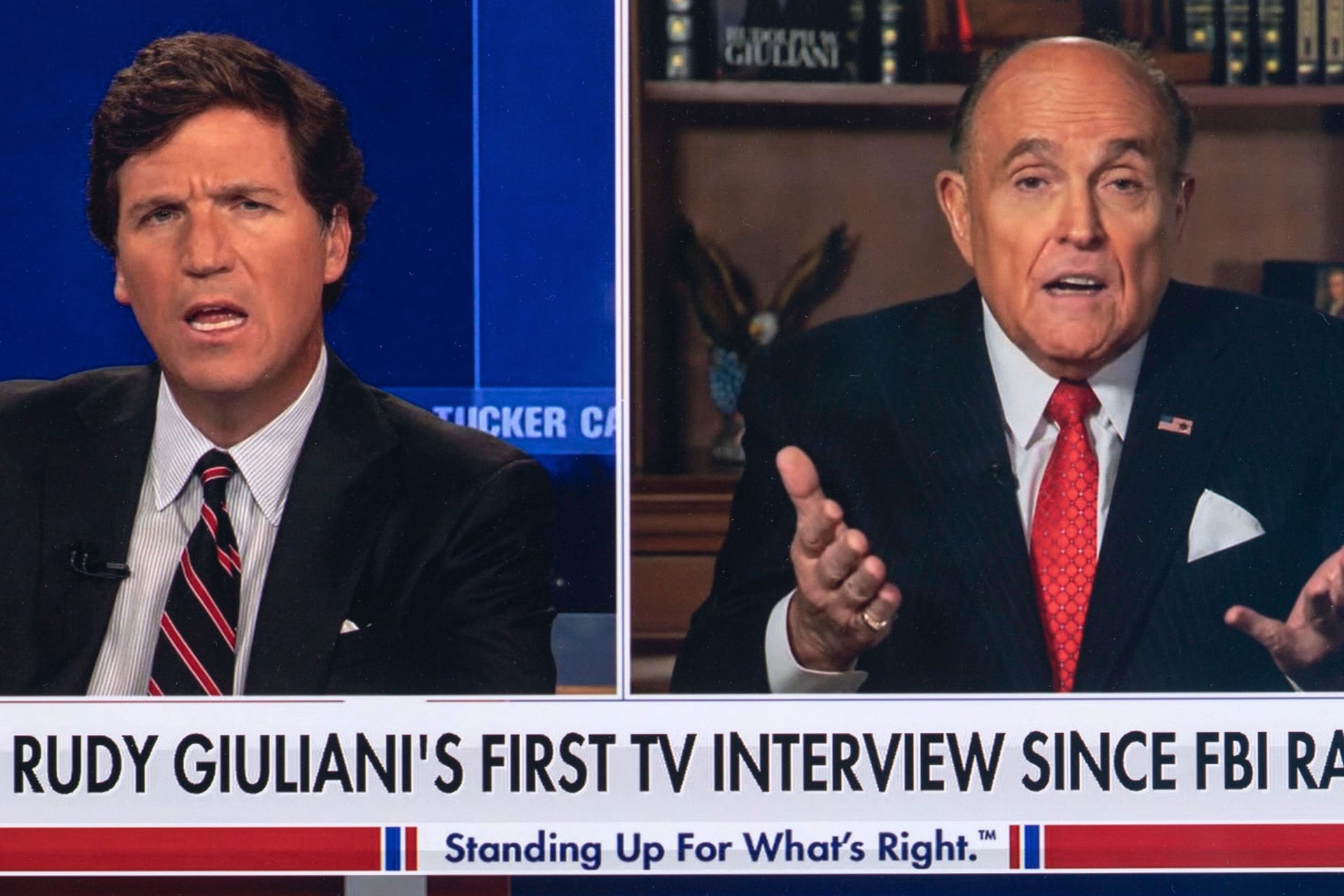 Der ehemalige Trump-Anwalt Rudy Giuliani und Fox News-Moderator Tucker Carlson (l.) im Live-Gespräch.