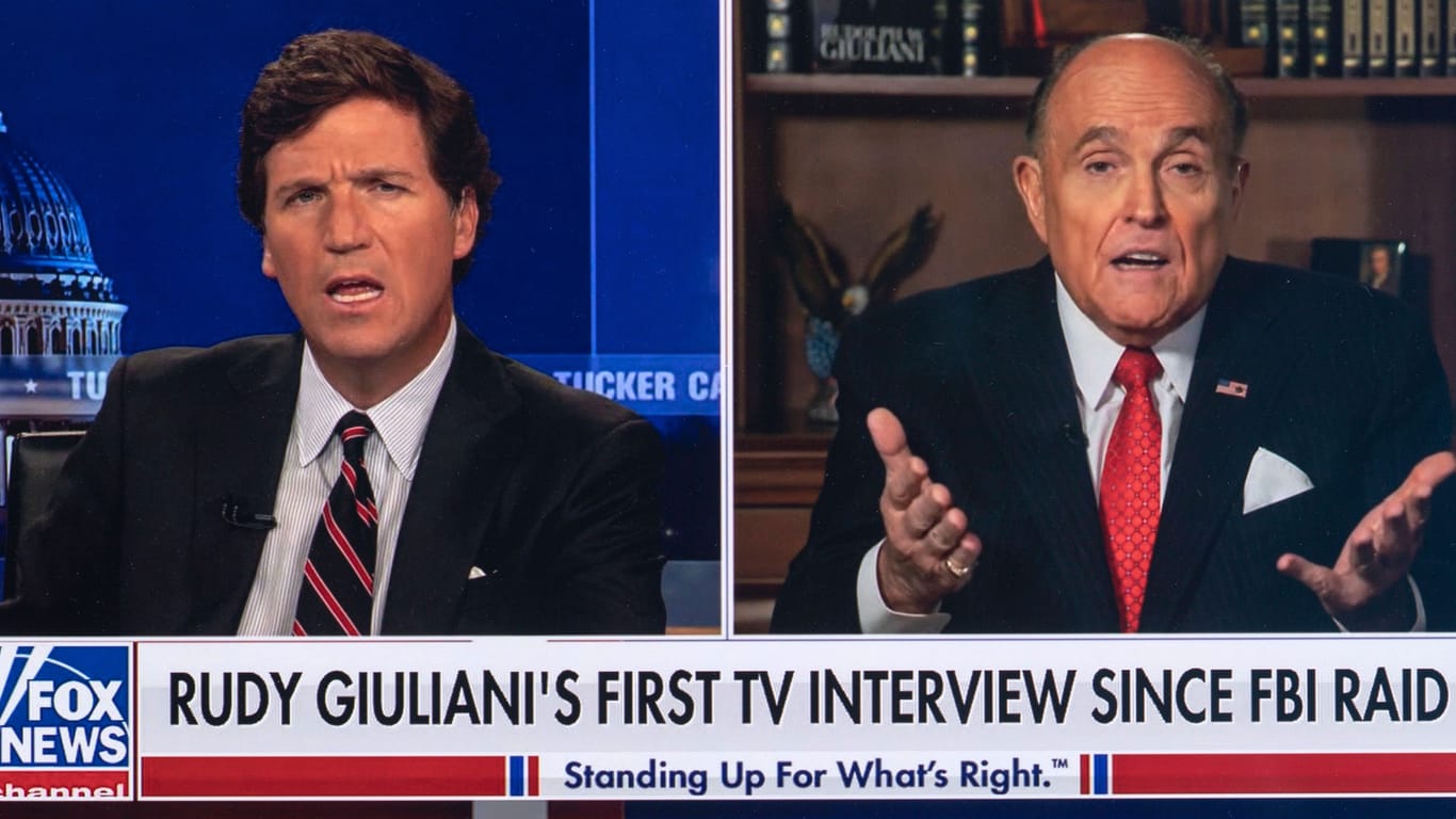 Der ehemalige Trump-Anwalt Rudy Giuliani und Fox News-Moderator Tucker Carlson (l.) im Live-Gespräch.