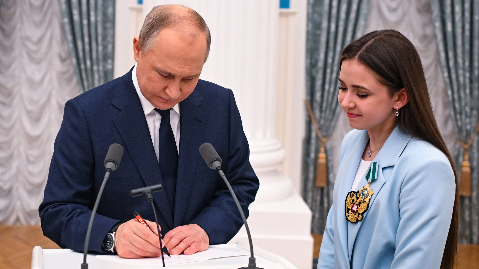 Wladimir Putin (l.) neben Kamila Walijewa.