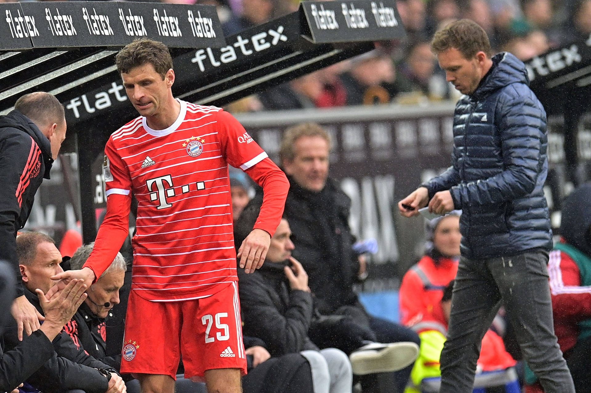 Thomas Müller nach seiner Auswechslung: Trainer Nagelsmann tut der frühe Wechsel leid.