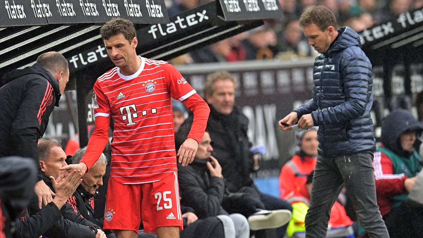 Thomas Müller nach seiner Auswechslung: Trainer Nagelsmann tut der frühe Wechsel leid.