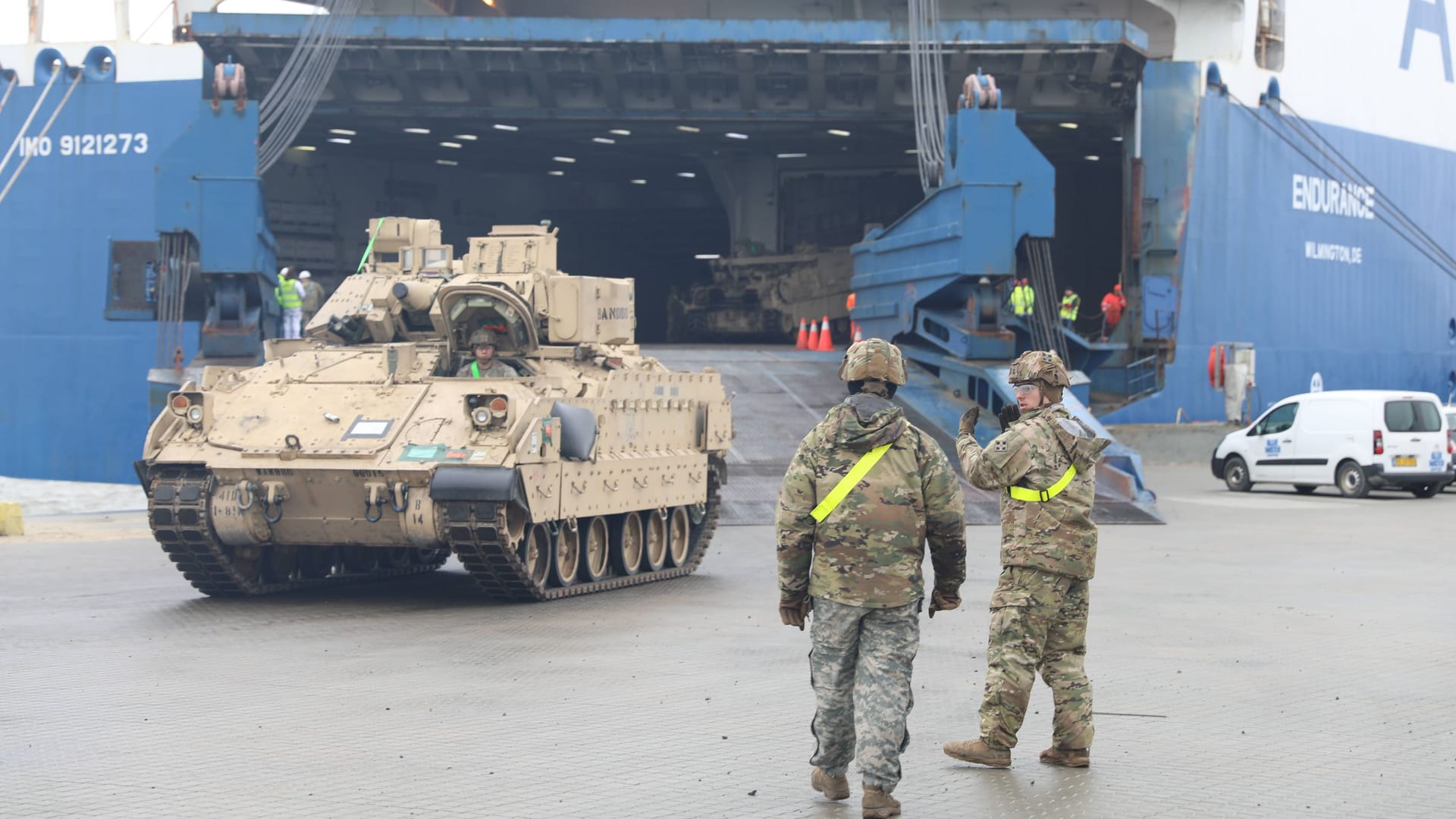 Ein Panzer verlässt die "Arc Endurance" (Archivbild): Nach der "Arc Integrity" machte der Cargo Carrier in Bremerhaven fest. Die Fracht: Militärausrüstung.