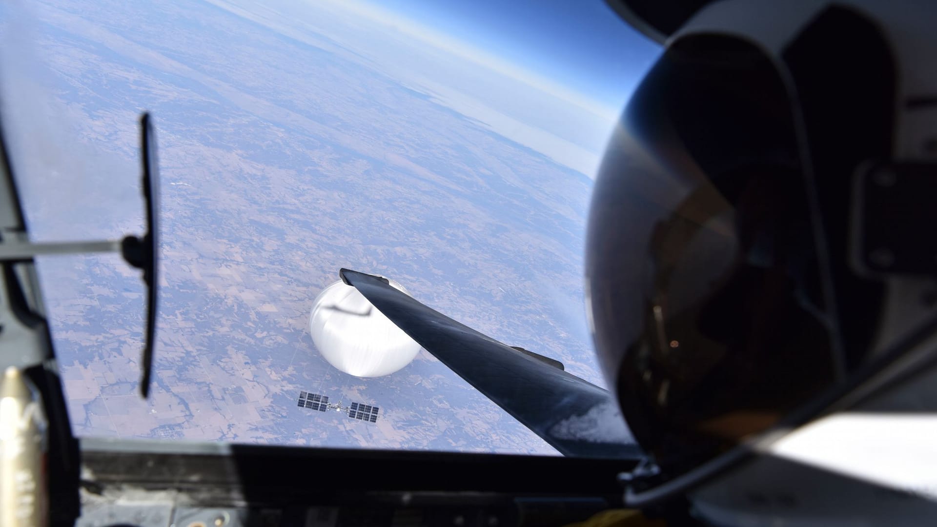 Ein Pilot der U.S. Air Force blickt auf den mutmaßlichen chinesischen Überwachungsballon hinab: Der Ballon hatte tagelang große Teile der USA überflogen.