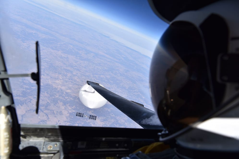 Ein Pilot der U.S. Air Force blickt auf den mutmaßlichen chinesischen Überwachungsballon hinab: Der Ballon hatte tagelang große Teile der USA überflogen.