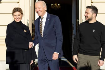 Wolodymyr Selenskyj und Joe Biden (r.) mit der First lady der Ukraine, Olga Selenskaja: Der US-Präsident besuchte vor einer geplanten Reise nach Polen in die Ukraine.