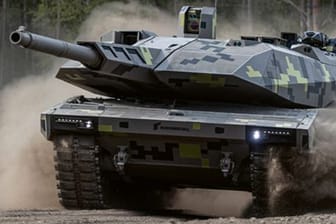 Der Kampfpanzer Panther: "Obwohl der Panther besser ausgerüstet ist, ist er deutlich günstiger."