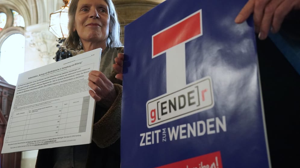 Sabine Mertens, Gründerin der Anti-Gender-Initiative in Hamburg, steht neben einem Plakat in der Rathausdiele.