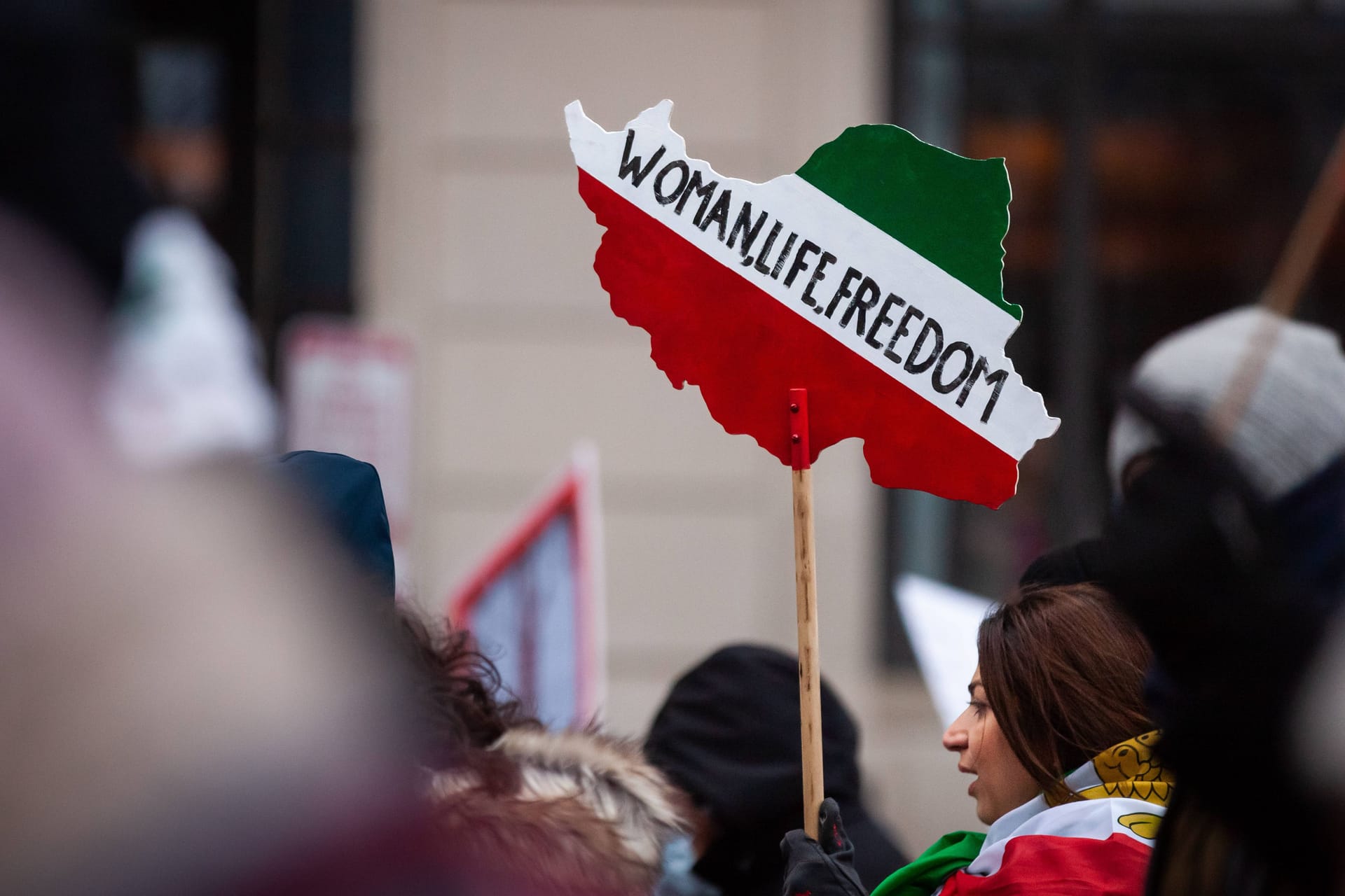 Ein Protestschild auf einer Demo für die Menschen im Iran: Die Mehrheit der Iraner und Iranerinnen will einen Sturz des islamischen Regimes.