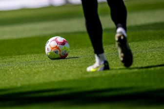 Fußballspieler auf einem Fußballfeld (Symbolbild): Zwei Spieler des Charlottenburger Vereins wurden für zwei Jahre gesperrt.