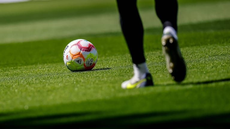 Fußballspieler auf einem Fußballfeld (Symbolbild): Zwei Spieler des Charlottenburger Vereins wurden für zwei Jahre gesperrt.