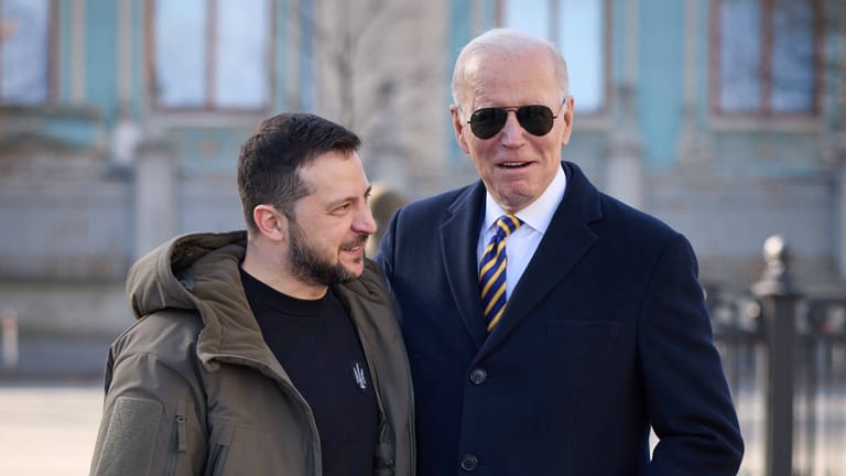 Umarmung für die Ukraine: Joe Biden auf geheimer Mission in Kiew.
