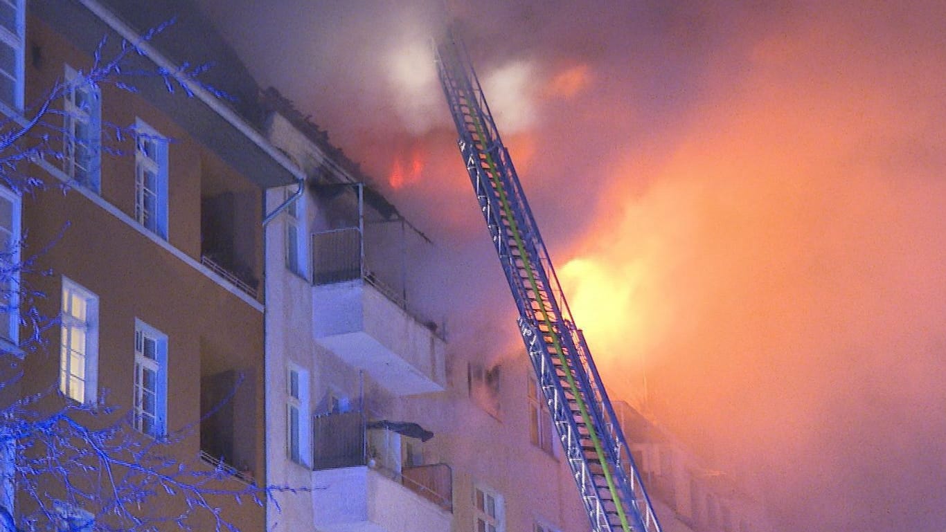 Rauch und Flammen kommen aus dem Wohnhaus: Wie es zu dem Feuer kommen konnte, ist bislang unklar.