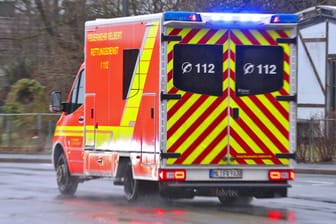 Ein Krankenwagen fährt bei Regen mit Blaulicht durch eine Straße (Symbolbild): In einer Klinik bei Hildesheim kam es zu einem tragischen Vorfall.