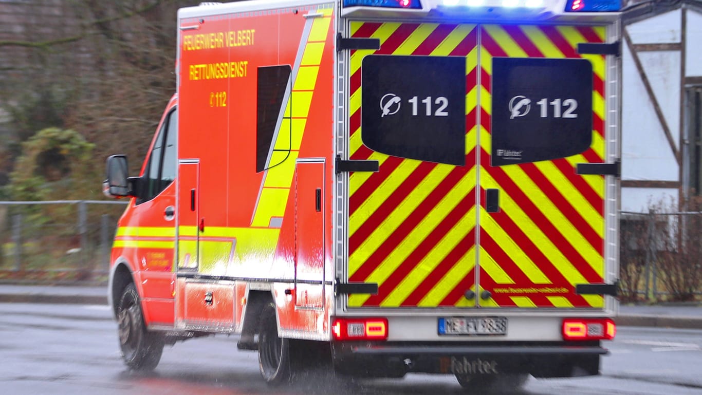 Ein Krankenwagen fährt bei Regen mit Blaulicht durch eine Straße (Symbolbild): In einer Klinik bei Hildesheim kam es zu einem tragischen Vorfall.