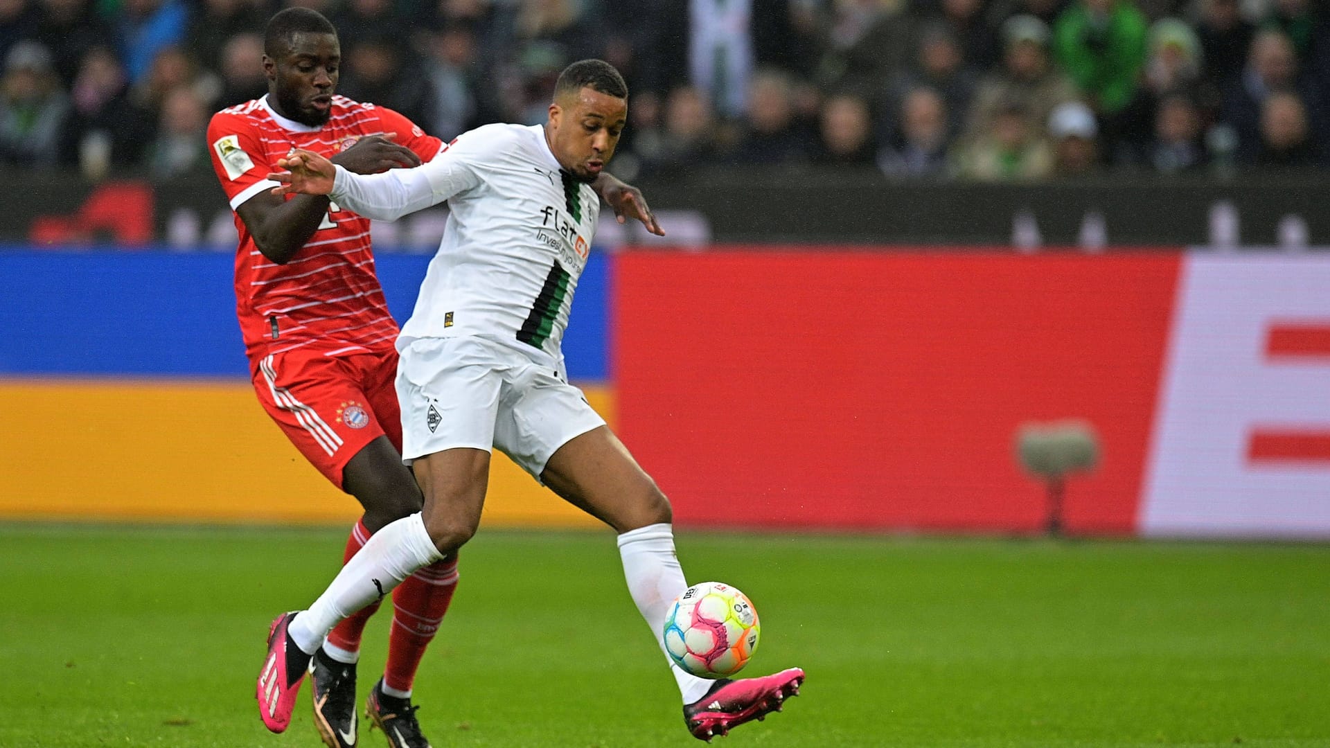 Dayot Upamecano im Zweikampf mit Alassane Pléa: Die Szene wurde dem Bayern-Verteidiger zum Verhängnis. Dayot Upamecano im Zweikampf mit Alassane Pléa: Die Szene wurde dem Bayern-Verteidiger zum Verhängnis.