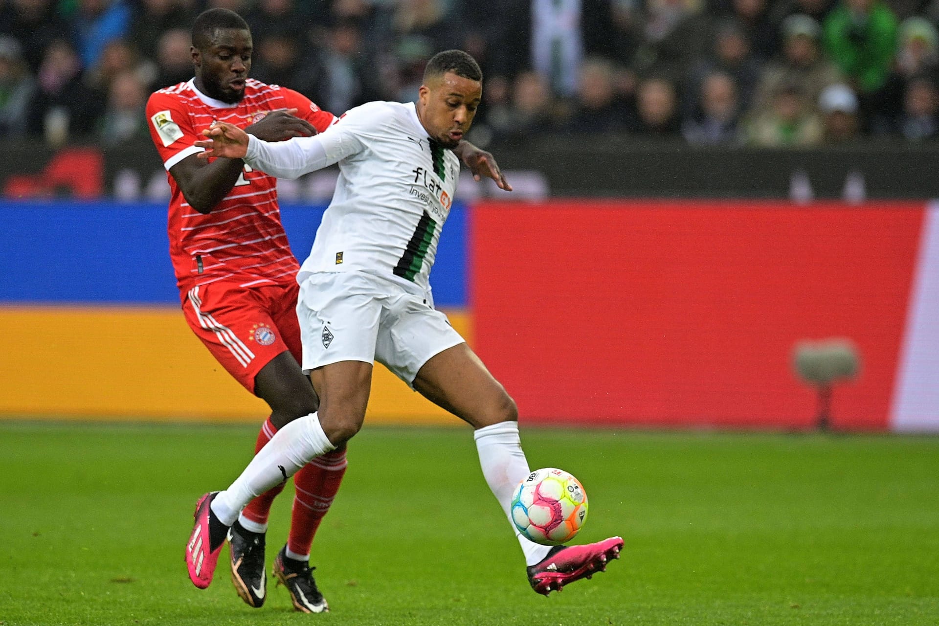 Dayot Upamecano im Zweikampf mit Alassane Pléa: Die Szene wurde dem Bayern-Verteidiger zum Verhängnis.