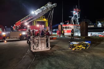 Ein Kran der Feuerwehr hob die Schwangere vom Schiff: Anschließend kam sie mit einem Rettungswagen ins Krankenhaus.