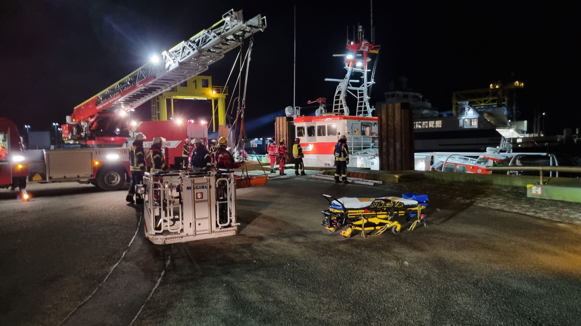 Ein Kran der Feuerwehr hob die Schwangere vom Schiff: Anschließend kam sie mit einem Rettungswagen ins Krankenhaus.