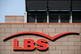 Logo der LBS Bayern (Symbolbild): Die Bausparkasse will keine Jahresentgelte erstatten.