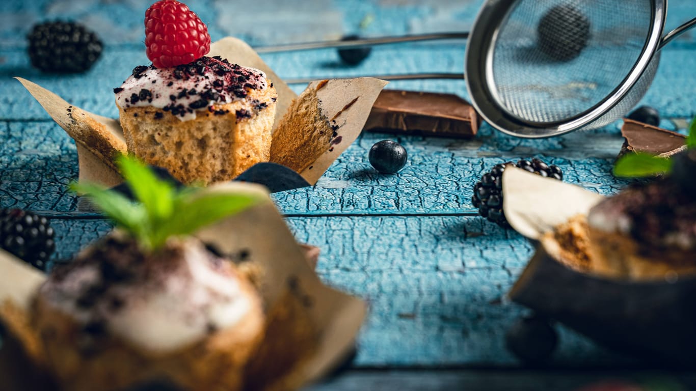 Vegane Muffins mit Schokolade und Beeren (Symbolbild): Bäcker Göing bietet in seiner neuen Filiale nur vegane Backwaren an.