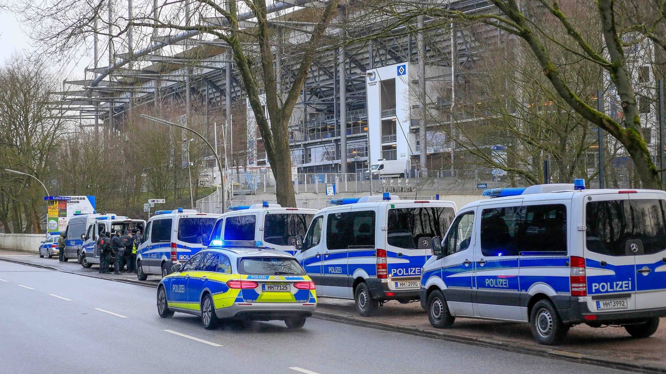 Polizeiwagen vor dem Volksparkstadion (Symbolbild): Auch am Bahnhof in Stellingen sind nach Heimspielen immer Einsatzkräfte vor Ort.