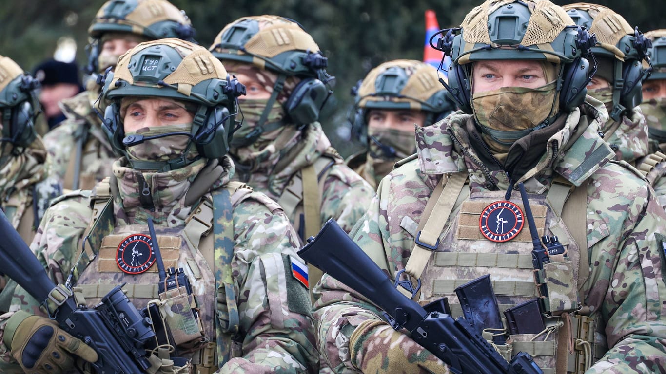 Freiwillige Soldaten des russischen Militärs (Archivbild): Moskau stehe vor einer schwierigen Entscheidung, sagt das britische Verteidigungsministerium.