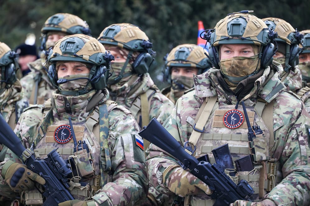 Freiwillige Soldaten des russischen Militärs (Archivbild): Moskau stehe vor einer schwierigen Entscheidung, sagt das britische Verteidigungsministerium.