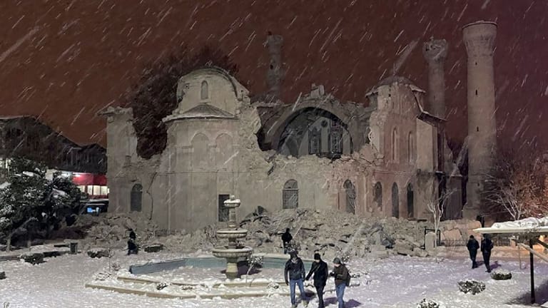 Schneefall in der Türkei: Das extreme Wetter beeinträchtigt die Rettungsarbeiten.