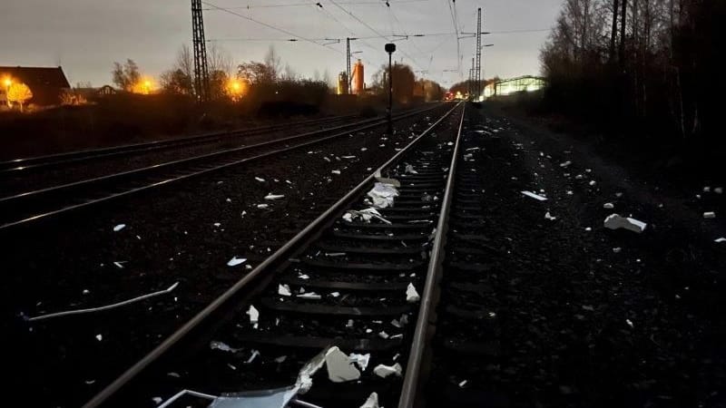 Die Trümmerteile der Kühlschränke: Nach dem Unfall lagen diese rundherum verteilt. Die Trümmerteile der Kühlschränke: Nach dem Unfall lagen diese rundherum verteilt.