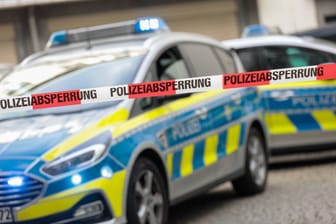 Absperrband vor einem Streifenwagen (Symbolbild): Ein Autofahrer verursachte an Weiberfastnacht in Köln mehrere Unfälle.