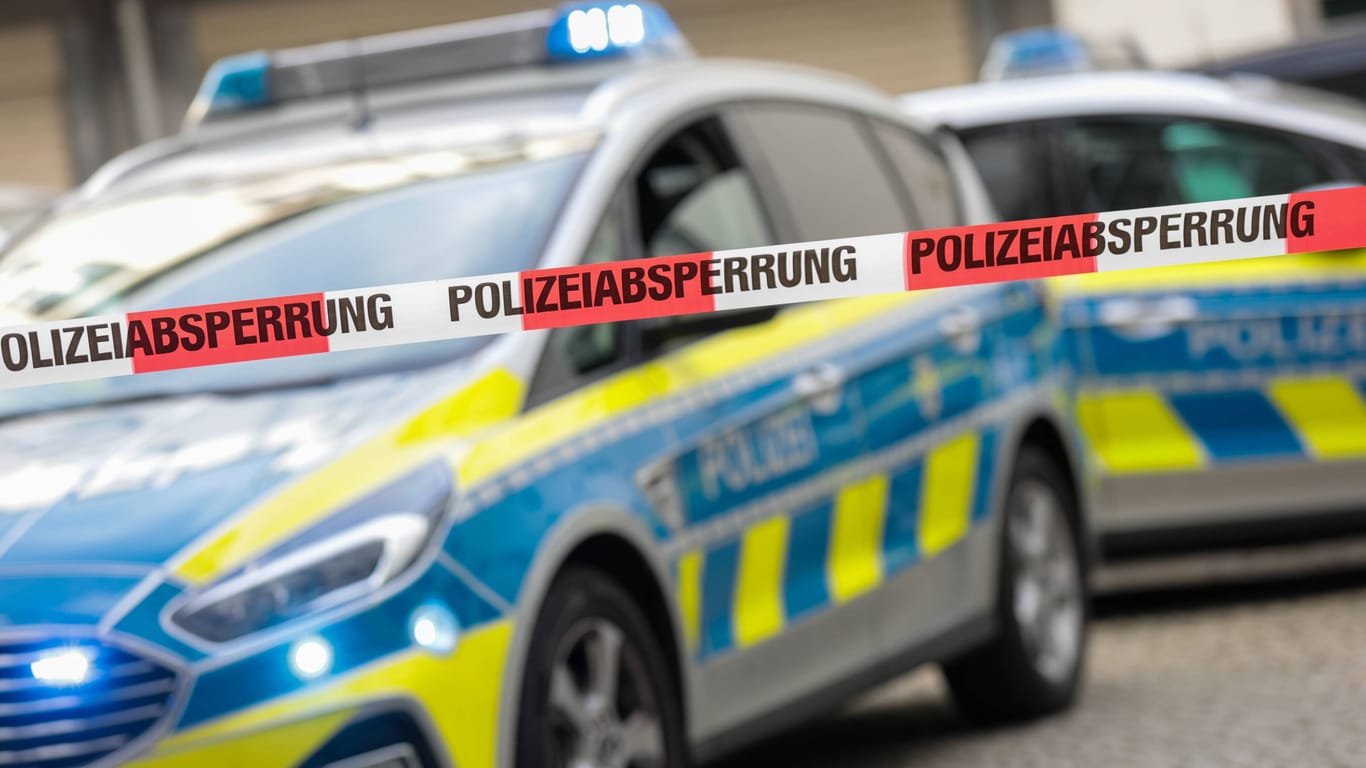 Absperrband vor einem Streifenwagen (Symbolbild): Ein Autofahrer verursachte an Weiberfastnacht in Köln mehrere Unfälle.