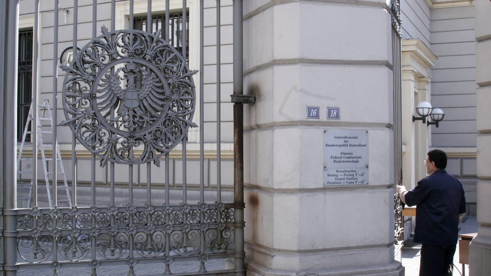 Der Eingang des deutschen Konsulats in Istanbul (Archivbild): Es ist aus Sicherheitsgründen geschlossen worden.
