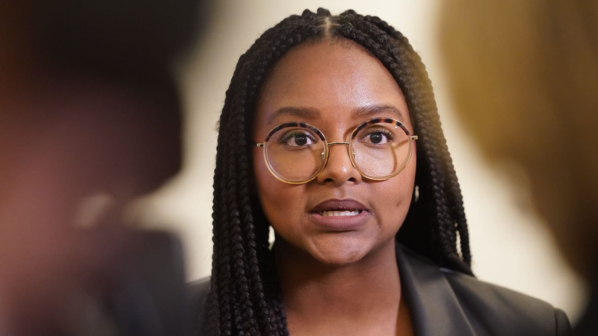 Sozial- und Integrationsministerin Aminata Touré (Grüne) sprach am Mittwoch vor dem Innen- und Rechtsausschuss des Kieler Landtages: Sie bemängelte fehlende Informationen aus Hamburg.