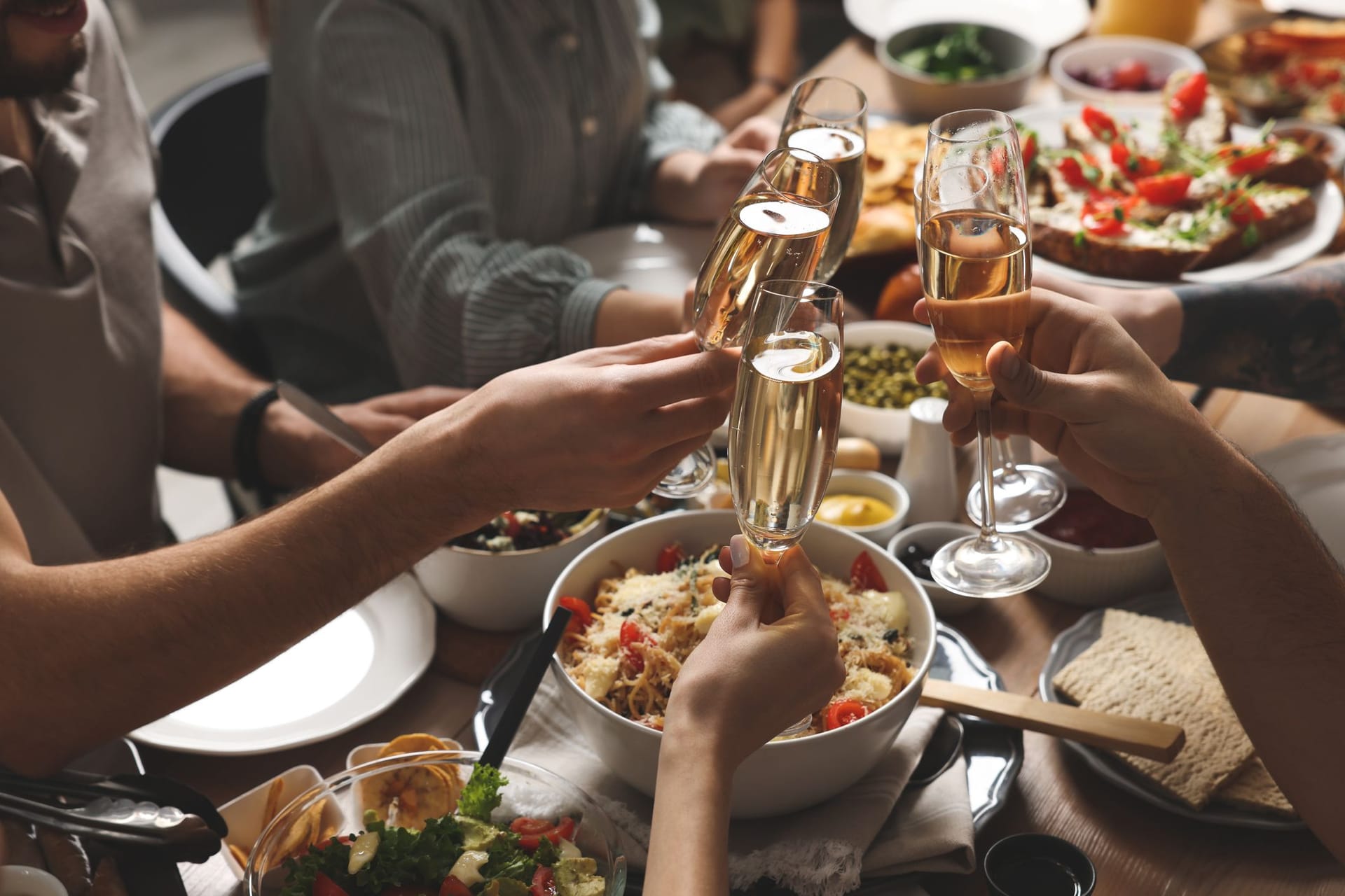 Prickelnder Stimmungsmacher: Wer sich schon zum Frühstück ein Glas Sekt gönnt, hat oft den Eindruck, die Wirkung fast unmittelbar zu spüren.