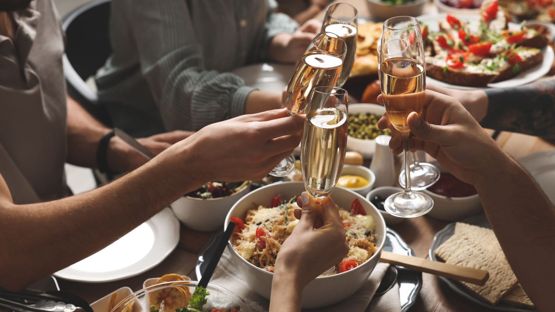 Prickelnder Stimmungsmacher: Wer sich schon zum Frühstück ein Glas Sekt gönnt, hat oft den Eindruck, die Wirkung fast unmittelbar zu spüren.