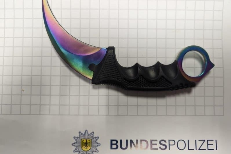 Bundespolizei beschlagnahmt Messer: Die gebogene Klinge wurde ursprünglich in Asien zur Reisernte genutzt.