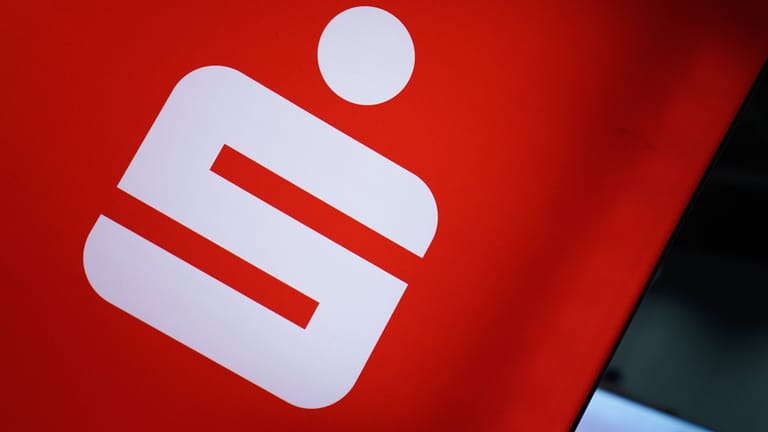 Sparkassen-Logo (Symbolbild): Für Kunden vieler Sparkassen und Volksbanken bringen Tagesgeldkonten aktuell noch keine Erträge.
