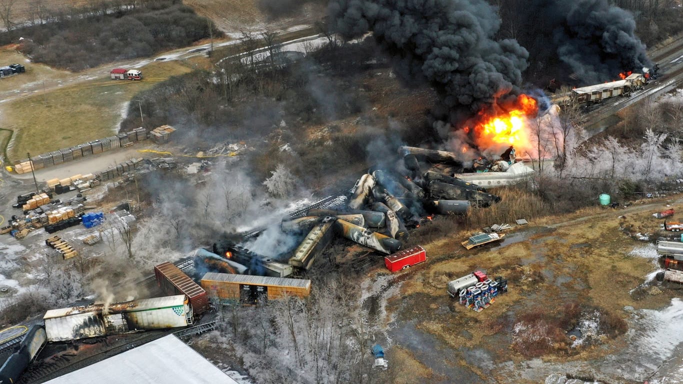 Teile eines Güterzugs in Flammen (Archivbild): Nach der Entgleisung des mit gefährlichen Chemikalien beladenen Güterzuges im US-Bundesstaat Ohio Anfang Februar drohen mögliche Umweltschäden.