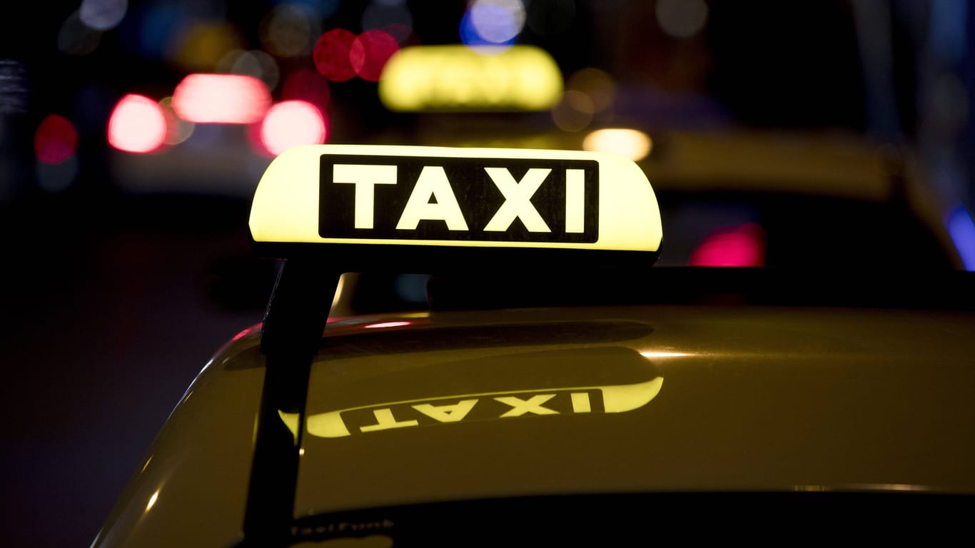 Ein Taxi in Berlin (Symbolbild): Ein 51-Jähriger ist nach einem Unfall gestorben.