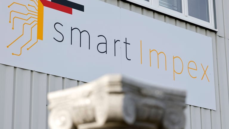 Ein Schild an der Zentrale der Smart Impex GmbH: Die Firma steht im Verdacht elektronische Bauteile geliefert zu haben.