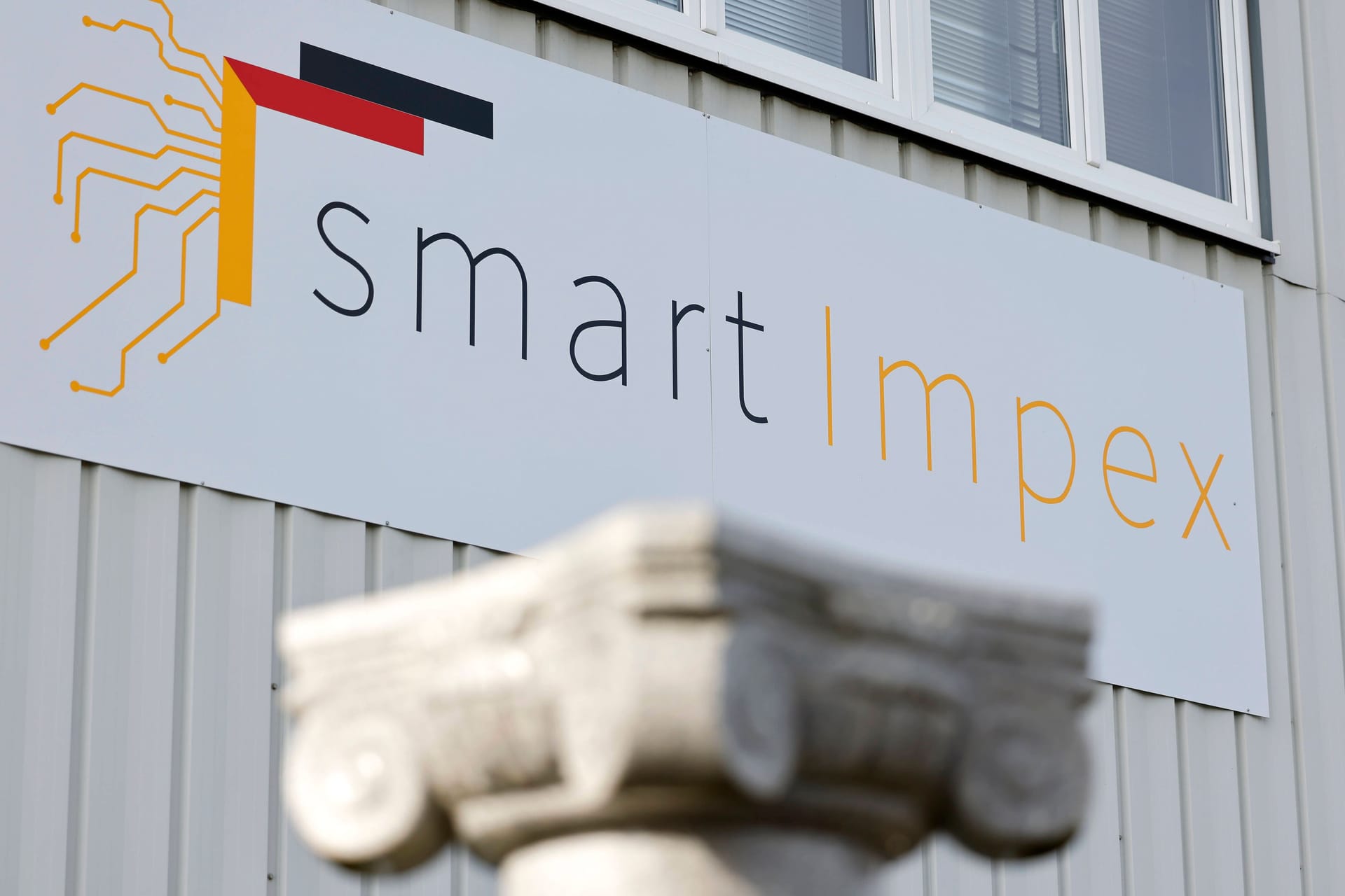 Ein Schild an der Zentrale der Smart Impex GmbH: Die Firma steht im Verdacht elektronische Bauteile geliefert zu haben.