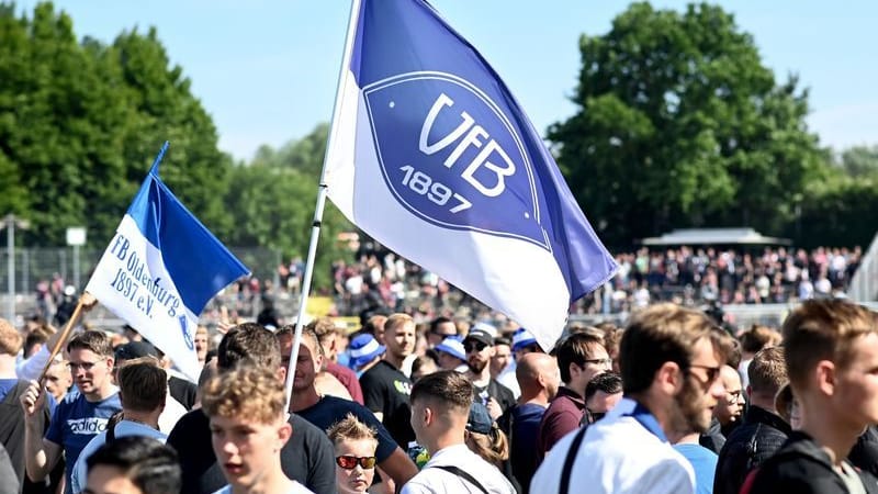 Fans vom VfB Oldenburg feiern nach einem Spiel (Archivfoto): Das Stadion genügt den Anforderungen nicht, ein neues soll her. Fans vom VfB Oldenburg feiern nach einem Spiel (Archivfoto): Das Stadion genügt den Anforderungen nicht, ein neues soll her.