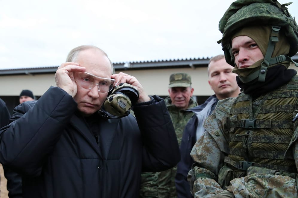 Präsident Wladimir Putin bei einem Truppenbesuch in Russland