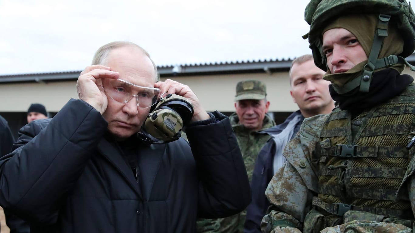 Präsident Wladimir Putin bei einem Truppenbesuch in Russland